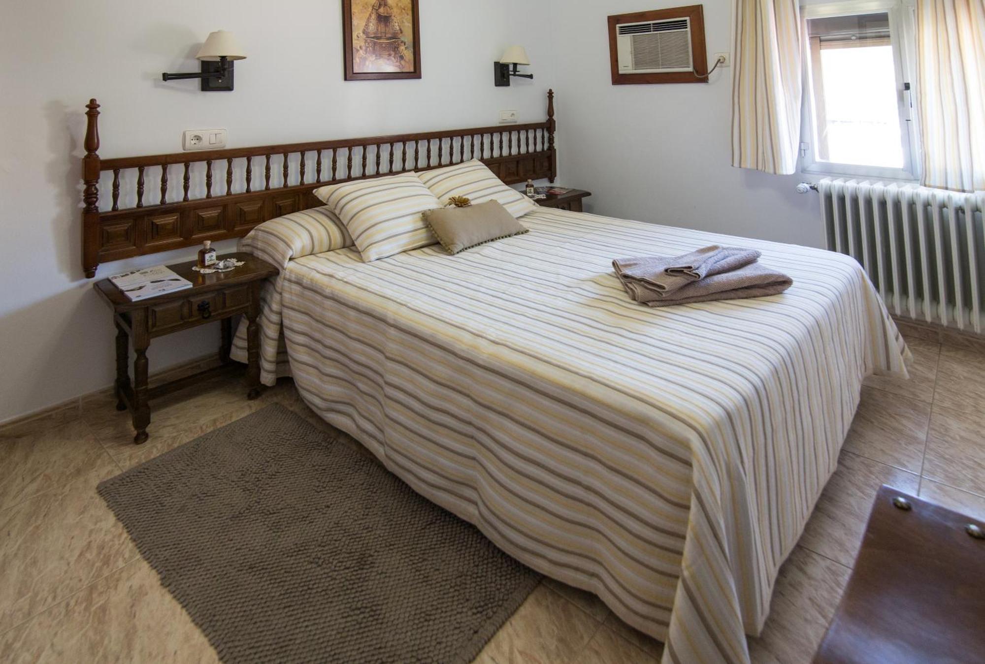 Hostal Alba Taruta Гвадалупе Номер фото